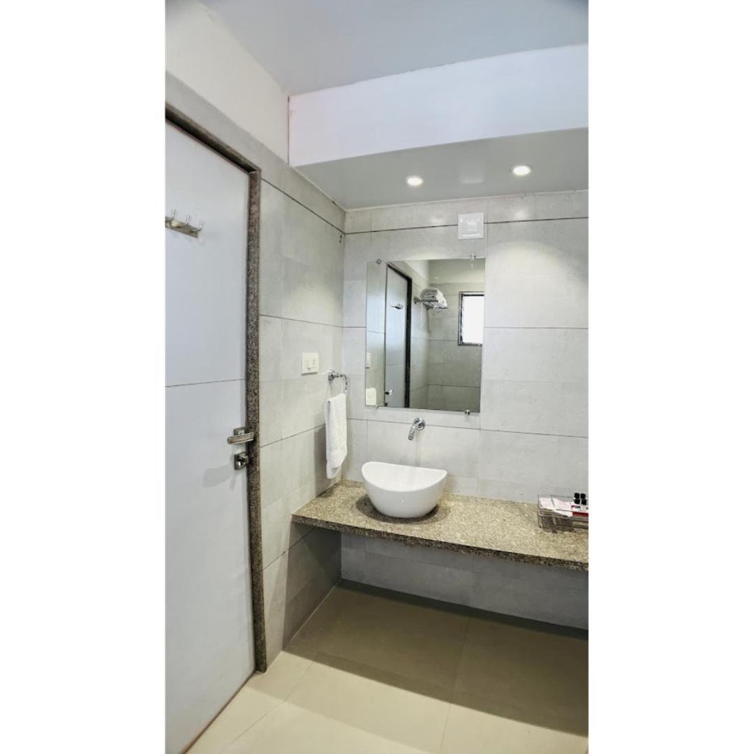 אחמדאבאד Hotel Ashray Inn Express מראה חיצוני תמונה