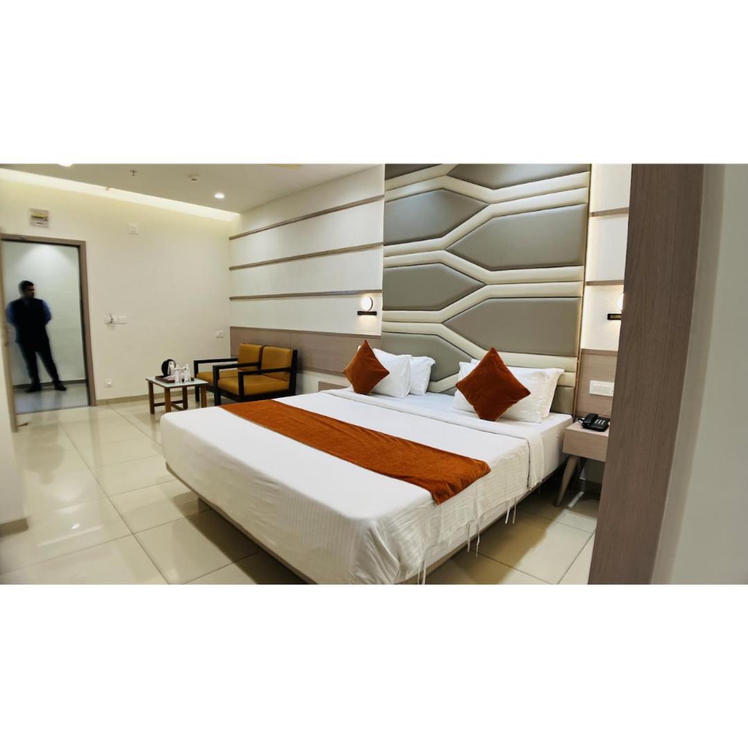 אחמדאבאד Hotel Ashray Inn Express מראה חיצוני תמונה