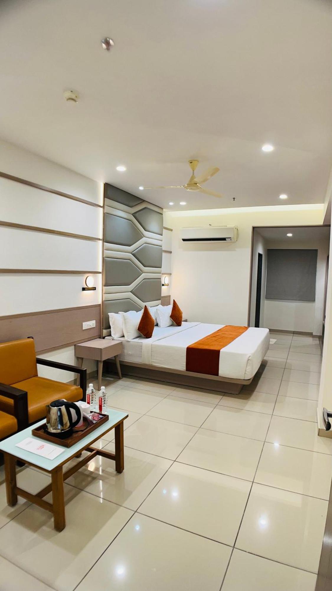 אחמדאבאד Hotel Ashray Inn Express מראה חיצוני תמונה