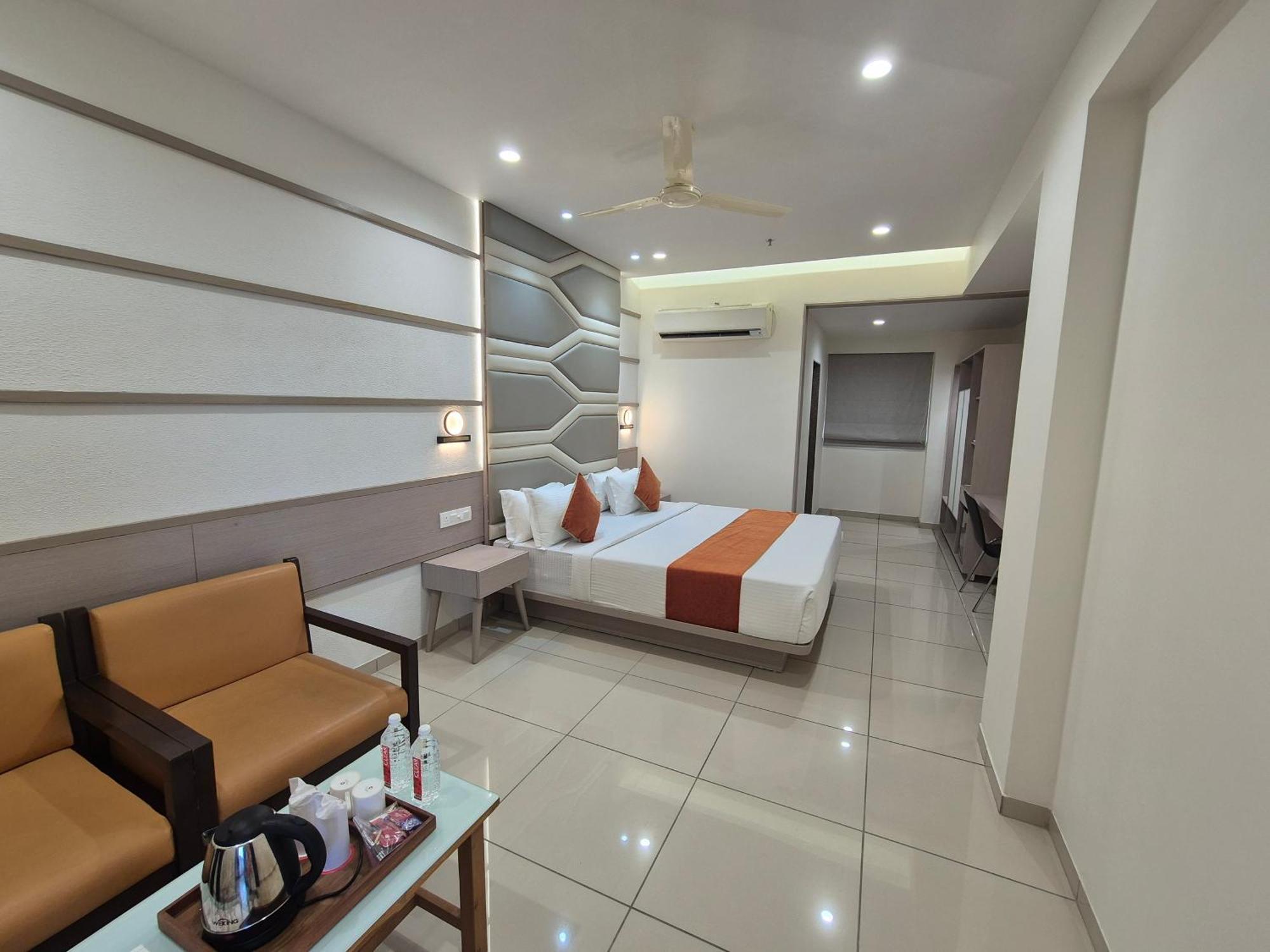 אחמדאבאד Hotel Ashray Inn Express מראה חיצוני תמונה