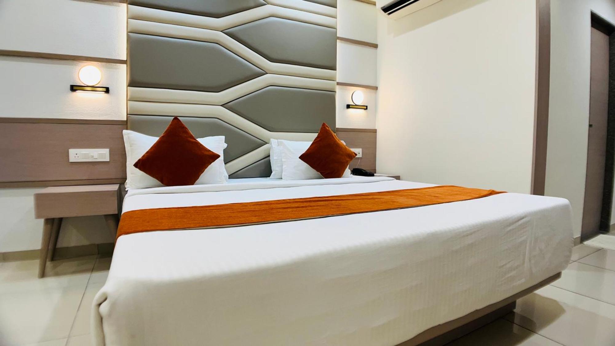 אחמדאבאד Hotel Ashray Inn Express מראה חיצוני תמונה