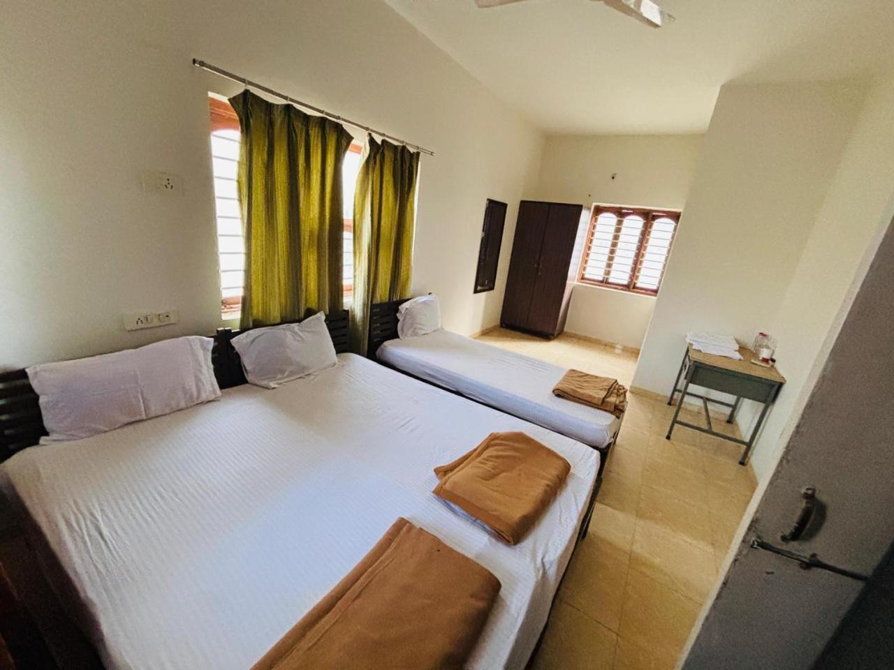 אחמדאבאד Hotel Ashray Inn Express מראה חיצוני תמונה